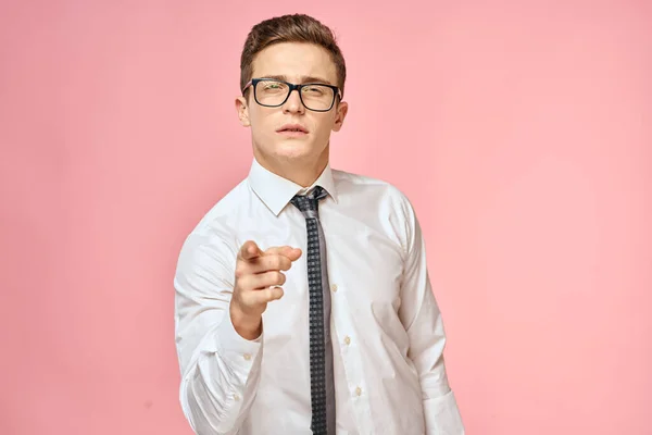 Homem de negócios em camisa branca com gravata usando óculos de auto-confiança oficial fundo rosa — Fotografia de Stock