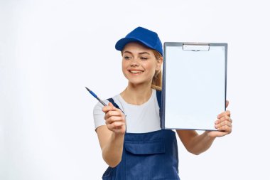 Üniformalı çalışan kadın doküman dağıtım servisi kurye servisi