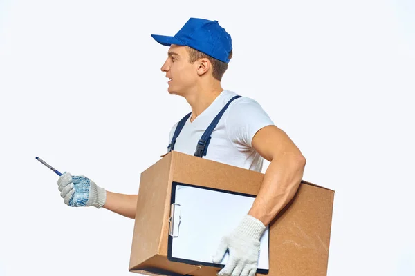 Homem trabalhador com caixa em mãos entrega carregamento serviço luz de trabalho fundo — Fotografia de Stock