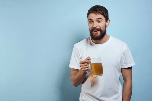 Borracho hombre cerveza taza divertido blanco camiseta estilo de vida azul fondo — Foto de Stock