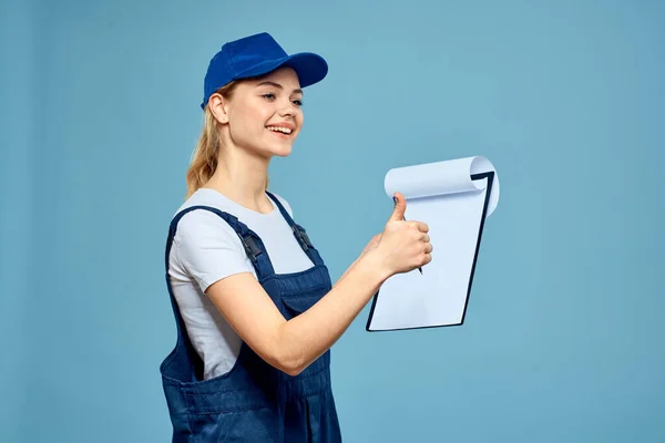 フォームの書類作成の女性｜レンダリングサービスオフィスの青の背景 — ストック写真
