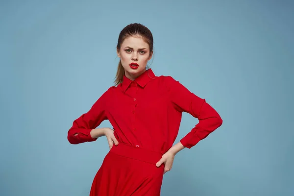 Atractiva mujer en ropa brillante sobre fondo azul gesto con las manos y los labios rojos maquillaje recortado ver emociones — Foto de Stock