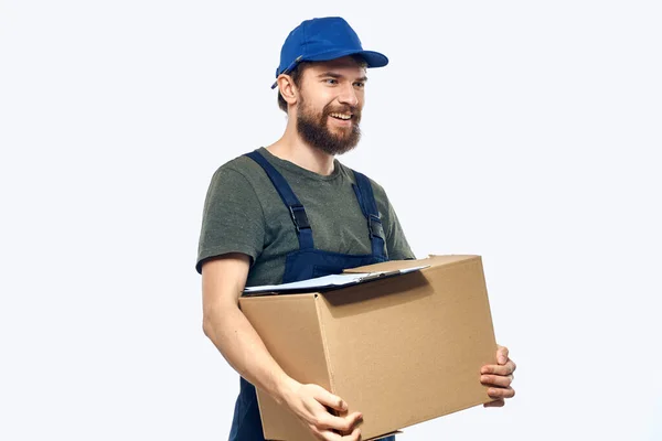 Működő férfi futár doboz a kéziratban szállítási szolgáltatás könnyű háttér — Stock Fotó