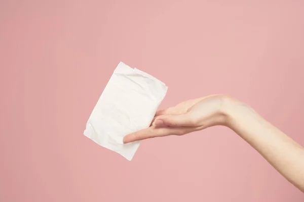 Női kezekben lévő csomagolásban, rózsaszín háttér vágott nézet higiénia tiszta megjelenés — Stock Fotó