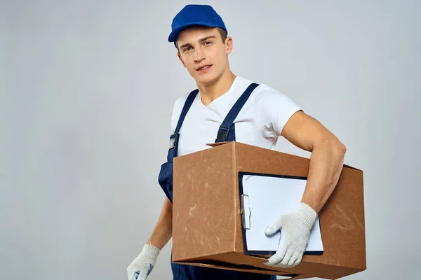 Mann Arbeiter mit Kiste in den Händen Lieferservice Verladeservice Verpackungsservice — Stockfoto