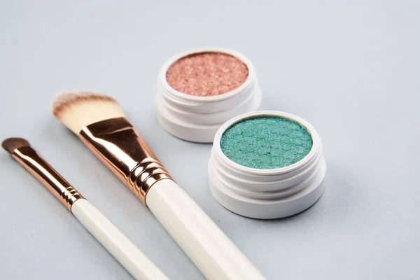 Eyeshadow maquiagem pincéis coleção profissional cosméticos acessórios contas em fundo cinza — Fotografia de Stock