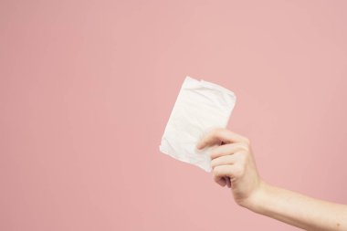 Pembe arka planda paketler içinde uzanmış. Hijyen öngörüsü temiz.