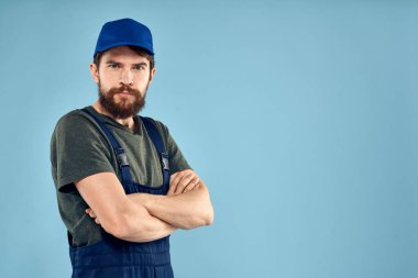 İş üniformalı adam profesyonel iş yaşam tarzı teslimat servisi mavi arka plan