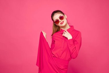 Pembe gömlekli ve kahverengi gözlüklü kadın kırpılmış görünüm modeli duyguları el hareketleriyle resim yapıyor.