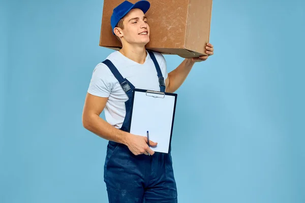 Hombre trabajador con caja de cartón entrega cargador estilo de vida fondo azul — Foto de Stock