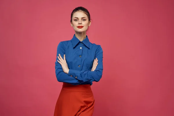 Mujer en camisa azul y cubos rojos sobre fondo rosa emociones divertidas modelo recortado ver — Foto de Stock