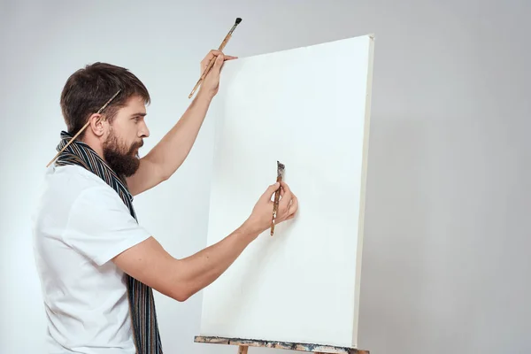 Männliche Künstler Pinsel in den Händen der Staffelei Kunst Hobby Licht Hintergrund Schal um den Hals — Stockfoto