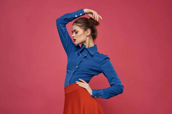 Mujer en camisa azul y cubos rojos sobre fondo rosa emociones divertidas modelo recortado ver — Foto de Stock