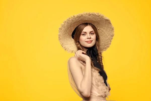 Portrait de femme avec des tresses rouges sur fond jaune vue recadrée plaisir émotionnel — Photo