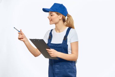 Üniformalı çalışan kadın doküman dağıtım servisi kurye servisi