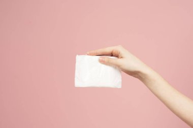 Pembe arka planda paketler içinde uzanmış. Hijyen öngörüsü temiz.