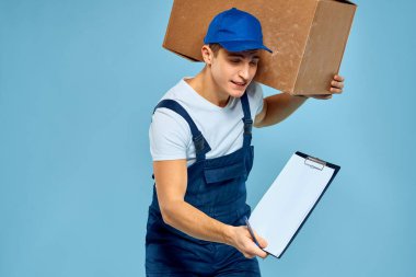Karton kutulu işçi teslimat yükleyici yaşam tarzı mavi arkaplan