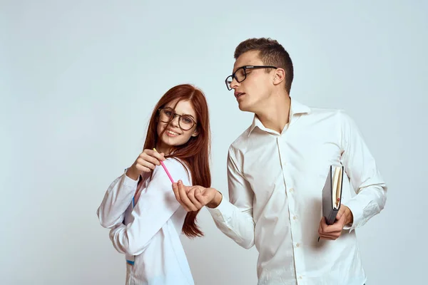 Geschäftsmann und Sekretärin dokumentiert Mitarbeiter Kollegen auf hellem Hintergrund abgeschnittene Ansicht — Stockfoto