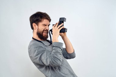 Kamera hobisi olan fotoğrafçı stüdyo yaşam tarzı yaratıcı ışık arka planı