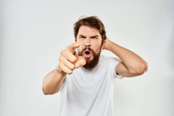 Емоційний чоловік з жестом з бородою своїми руками крупним планом студійна агресія — стокове фото