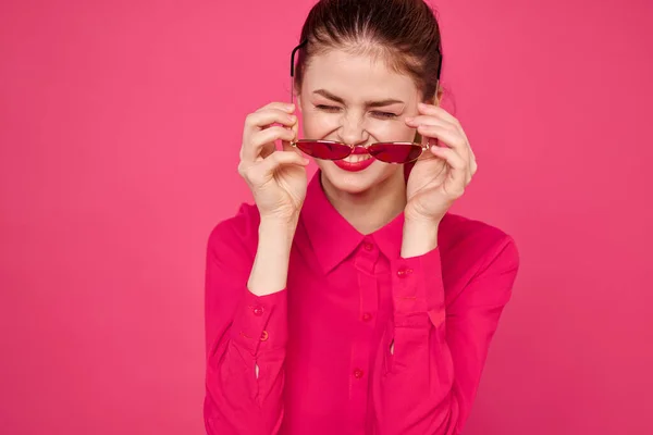 Fashion vrouw in roze shirt met bril in handen op geïsoleerde achtergrond bijgesneden uitzicht — Stockfoto