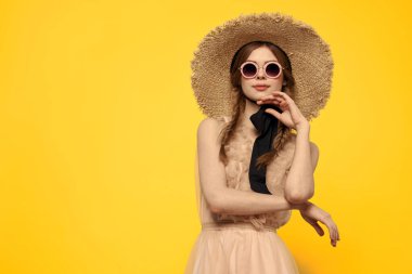 Hasır şapkalı romantik bayan. Güneş gözlüğü mankeni. Duygular.