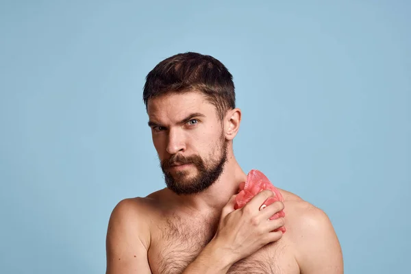 Бородатый мужчина с голыми плечами, мочалка чистая кожа принимает душ — стоковое фото