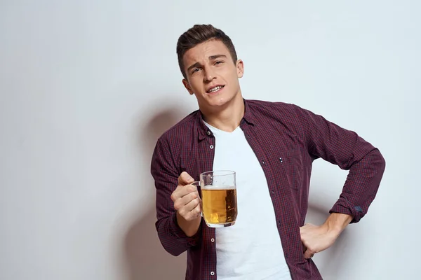 Homme ivre avec une tasse de bière vacances alcool style de vie dans une chemise rouge émotions fond clair — Photo