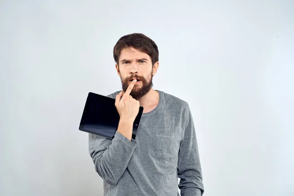 感情用事的男人拿着平板电脑技术交流互联网工作背景浅薄 — 图库照片