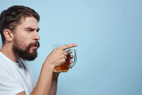 Sarhoş adam bira kupası eğlenceli beyaz tişört yaşam tarzı mavi arka plan — Stok fotoğraf