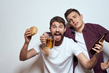 Bira içen iki neşeli arkadaş eğlenceli yaşam tarzı iletişim ışığı arka planı