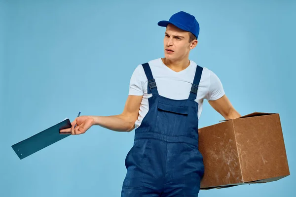 Muž pracovník s kartonové krabice dodání nakladač životní styl modré pozadí — Stock fotografie