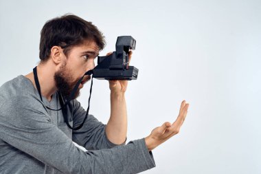 Kamera hobisi olan fotoğrafçı stüdyo yaşam tarzı yaratıcı ışık arka planı