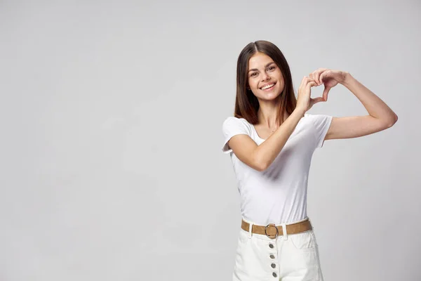 Felice donna in abiti leggeri mostra cuore con le mani e sorrisi Copia Spazio — Foto Stock