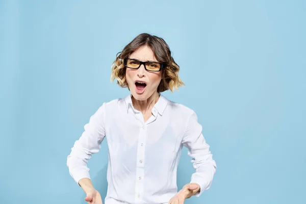 Mulher de negócios em uma camisa leve em um fundo azul gestos com as mãos emoções modelo de trabalho — Fotografia de Stock