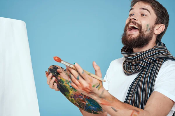 남성 미술가 팔레트 브러시 이젤 아트 취미와 푸른 배경 — 스톡 사진