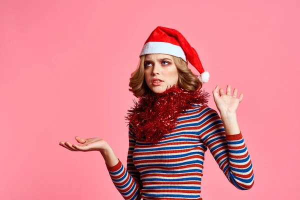 Boynunda çuval beziyle kırmızı şapkalı bir kadın Noel 'i kutluyor. — Stok fotoğraf