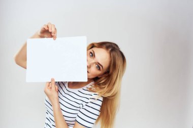 Elinde bir kağıt tutmakta olan kadın yaşam tarzı çizgili tişört kırpılmış görünüm kopyalama alanı