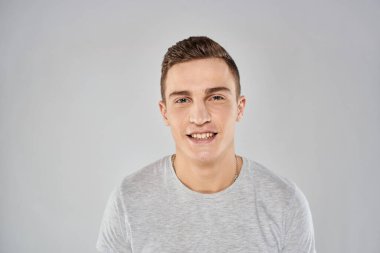 Açık tişörtlü yakışıklı adam manzaralı. Duygusal stüdyo izole edilmiş.