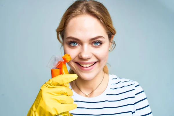 Уборщица с моющим средством уборка по дому — стоковое фото