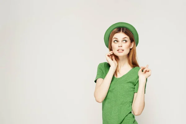 Ragazza in abiti verdi con cappello su sfondo chiaro giorno St. Patricks vista ritagliata — Foto Stock