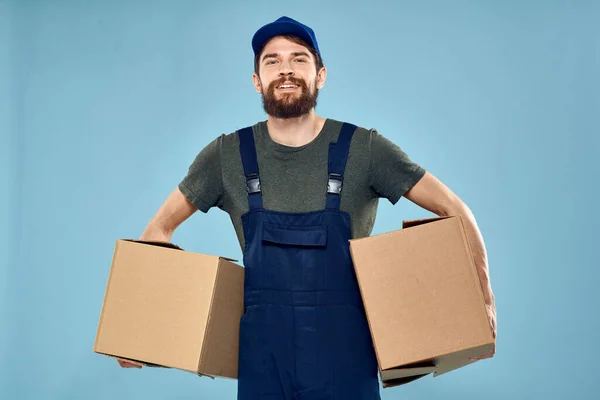 Trabalho homem caixas em mãos entrega serviço embalagem estilo de vida azul fundo — Fotografia de Stock