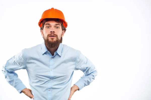 Homem em uniforme de trabalho laranja duro chapéu estilo de vida oficial — Fotografia de Stock