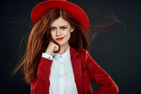 Mooie vrouw met rode lippen hoed op haar hoofd jas elegante stijl charme donker geïsoleerde achtergrond — Stockfoto
