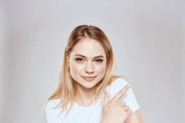 Emocional loira branco t-shirt close-up estúdio estilo de vida divertido — Fotografia de Stock
