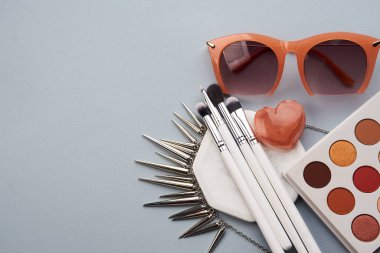 Gri arka plan dekorasyonu profesyonel kozmetikler üzerinde göz ve fırçalar