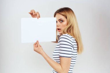 Elinde bir kağıt tutmakta olan kadın yaşam tarzı çizgili tişört kırpılmış görünüm kopyalama alanı