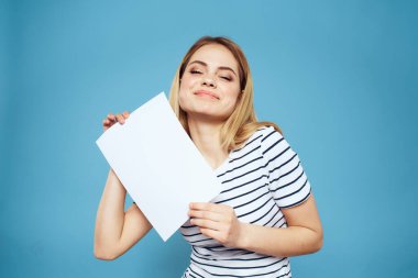 Elinde bir kağıt tutmakta olan duygusal kadın yaşam tarzını yakın plan mavi arka plan kopyalama alanı