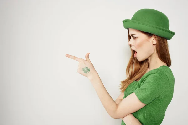 Femme heureuse en vêtements verts dans st patricks jour shamrock chapeau modèle de maquillage — Photo