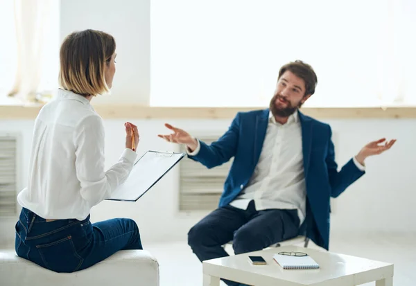 Un uomo alla ricezione di un trattamento di depressione di consultazione di comunicazione psicologo — Foto Stock